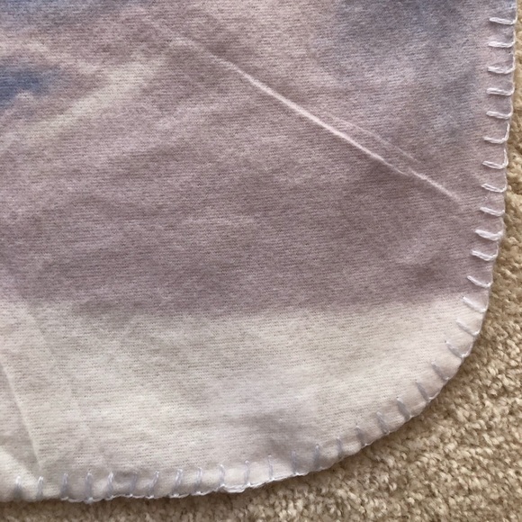 Fleece throw in scene of mama polar bear, 2 adorable cubs, lightweight but warm - Picture 4 of 9